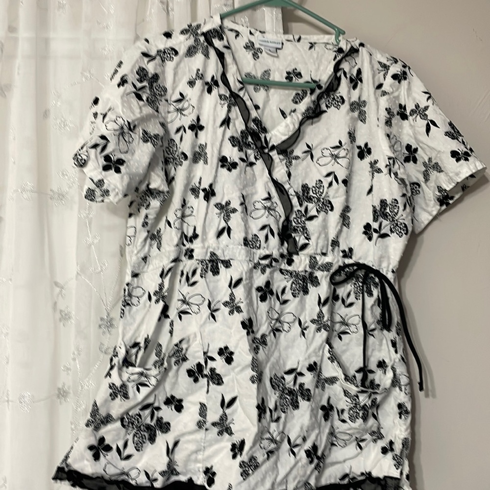 Laura Ashley Scrub top Large white with black print